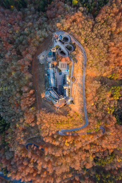 Vista aérea del castillo de Hohenzollern durante la puesta del sol brillante. Alemania en el otoño — Foto de Stock