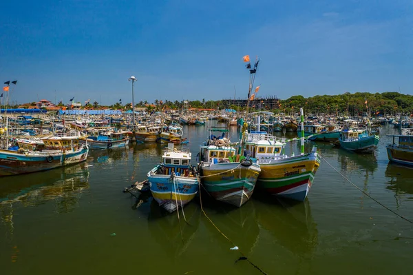 Vue aérienne des bateaux de pêche et du marché aux poissons dans le sud du Sri Lanka — Photo