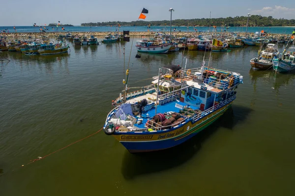 Flygfoto över fiskebåtar och fiskmarknaden i södra Sri Lanka — Stockfoto