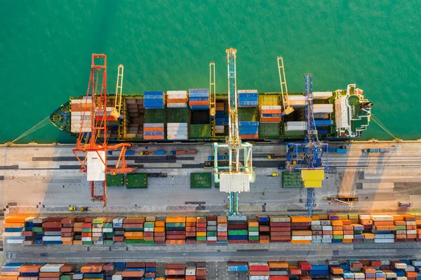 Vue aérienne du terminal à conteneurs du port maritime de la ville de Valence et du navire pendant le chargement . — Photo