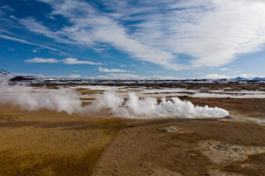 Hver 'in bulunduğu yerdeki jeotermal yayların hava görüntüsü. Baharın başında İzlanda