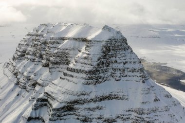 Baharın başlarında İzlanda 'daki Kirkjufell Dağı' nın hava manzarası.