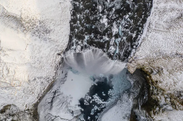 Εναέρια άποψη του καταρράκτη Skogafoss κατά την ανατολή του ηλίου. Ισλανδία στις αρχές της άνοιξης — Φωτογραφία Αρχείου