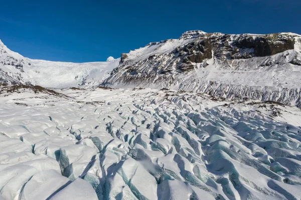 Veduta aerea del ghiacciaio Sv nafellsj kull con tempo soleggiato. L'inizio della primavera in Islanda — Foto Stock