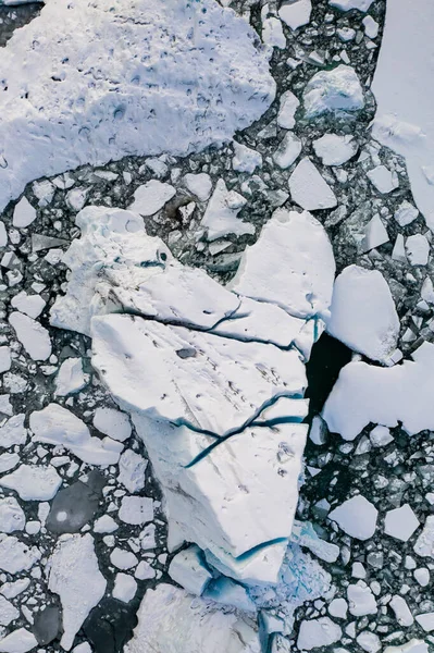 Luftaufnahme der j kuls rl n Gletscherlagune und schwimmenden Eisbergen. Frühlingsanfang in Island — Stockfoto
