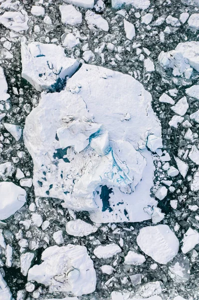 Flygfoto över J kuls rl n glacial lagun och flytande isberg. Början av våren på Island — Stockfoto