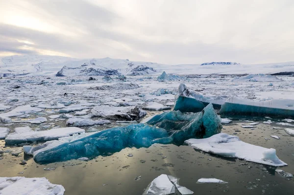 Veduta aerea della J kuls rl n laguna glaciale e iceberg galleggianti. L'inizio della primavera in Islanda — Foto Stock