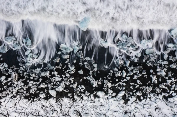 Veduta aerea di ghiacci e iceberg sulla spiaggia di Diamond durante il tramonto. L'inizio della primavera in Islanda — Foto Stock