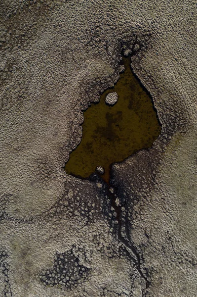 Vue aérienne des schémas des rivières islandaises coulant dans l'océan. Islande au début du printemps — Photo