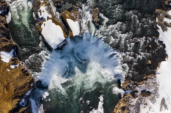 Vista aérea de la cascada Godafoss, la orilla nevada y el río. Islandia a principios de primavera —  Fotos de Stock