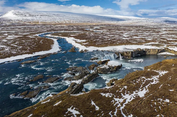 Vue aérienne de la cascade de Godafoss, du rivage enneigé et de la rivière. Islande au début du printemps — Photo