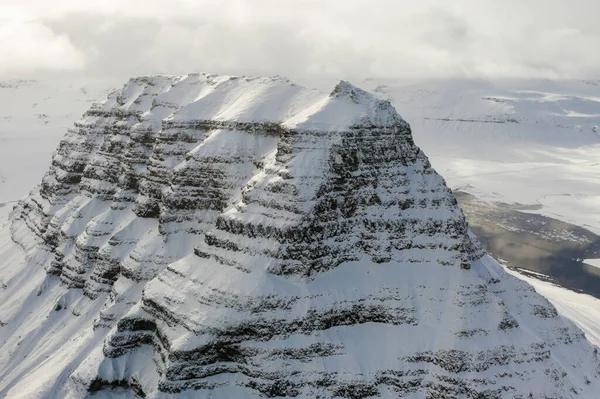 Vista aérea do Monte Kirkjufell coberto de neve no início da primavera na Islândia . — Fotografia de Stock