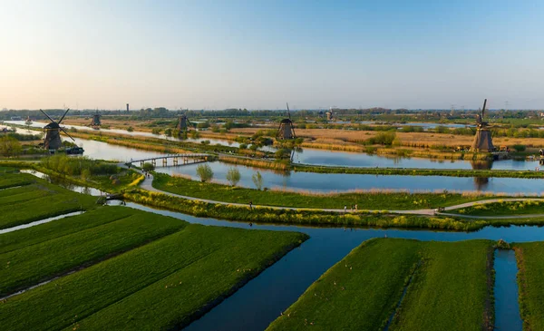 Widok z powietrza na wiatraki w rejonie Kinderdijk podczas zachodu słońca. Wiosna w Holandii — Zdjęcie stockowe