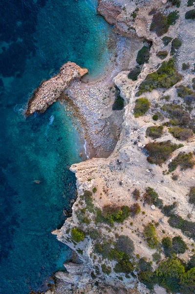 Vista aérea do litoral e iates na ilha de Ibiza durante o pôr do sol . — Fotografia de Stock