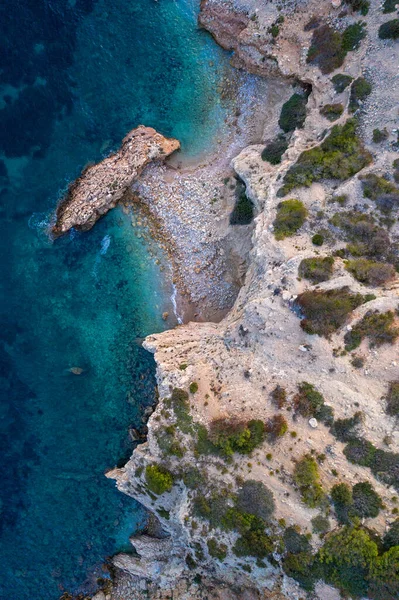 Gün batımında İbiza adasındaki sahil ve yatların havadan görüntüsü..