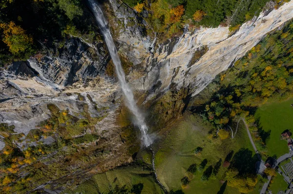 Vue aérienne d'une cascade et d'un arc-en-ciel dans le village de Lauterbrunnen. La Suisse à l'automne — Photo