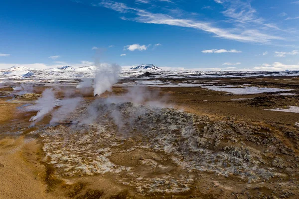 Flygfoto över geotermiska källor på platsen för Hverir. Island tidigt på våren — Stockfoto