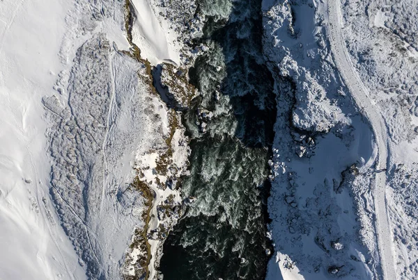 Luftaufnahme von godafoss Wasserfall, schneebedecktes Ufer und Fluss. Island im zeitigen Frühling — Stockfoto