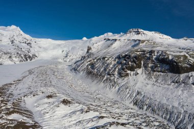Güneşli bir havada Sv Nafellsj kafatası buzulunun havadan görünüşü. İzlanda 'da baharın başlangıcı