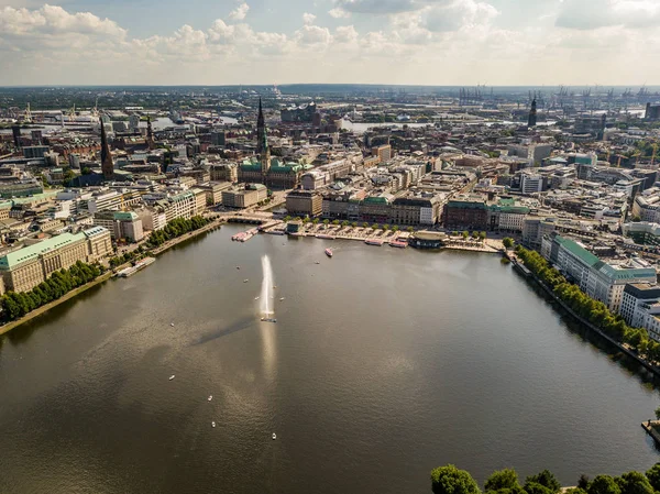 Hamburg 'un merkezindeki Alster Gölü' nün havadan görünüşü. Yazın Geramania