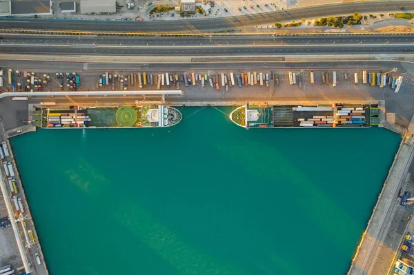 Flygfoto över containerterminalen i hamnen i staden Valencia och fartyget under lastning. — Stockfoto