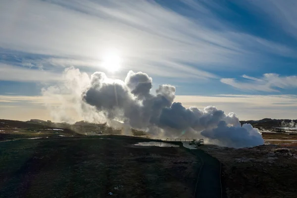 Вид с воздуха на геотермальные источники в Исландии в начале весны — стоковое фото