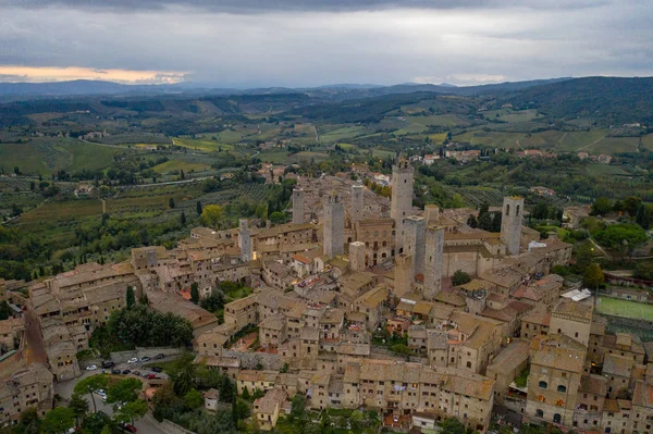 Veduta aerea della città vecchia di San Gimignano. Tramonto in Italia in autunno — Foto Stock