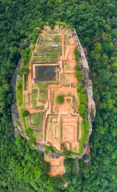 Sri Lanka adasındaki sık ormanların arasında Sigiriya Dağı 'nın havadan görünüşü