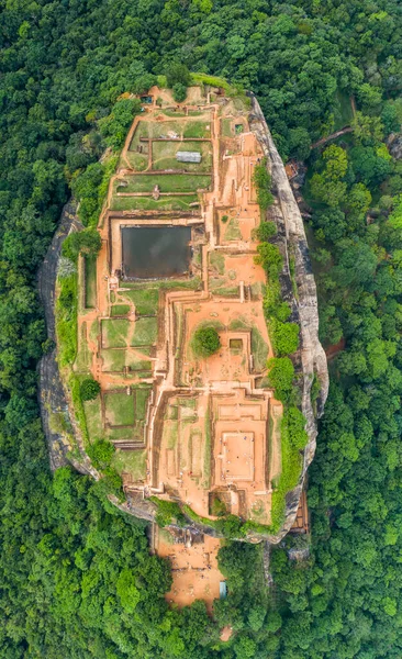 Sri Lanka adasındaki sık ormanların arasında Sigiriya Dağı 'nın havadan görünüşü