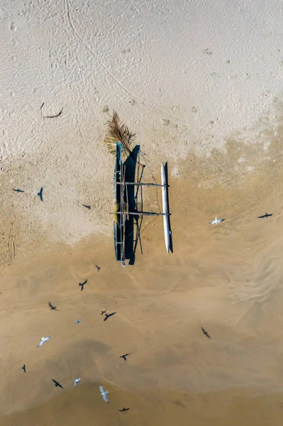 Vista aérea de catamares de pesca em uma praia no sul do Sri Lanka — Fotografia de Stock