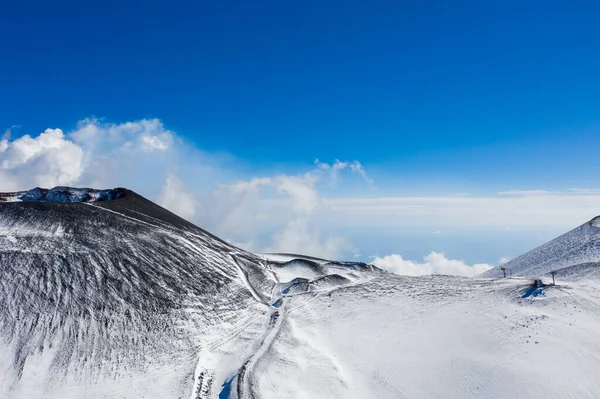 Etna Dağı 'nın karlı tepelerinin havadan görünüşü. Sicilya Adası İtalya