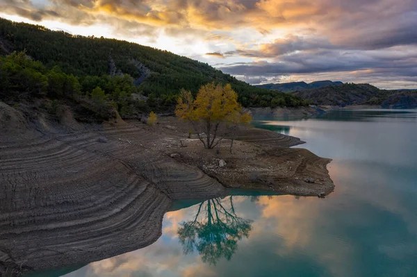 Veduta aerea del bacino di Embalse de Mediano durante il tramonto. Spagna in autunno — Foto Stock