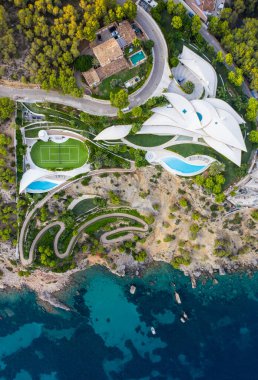 Gün batımında İbiza adasının sahil manzarası.