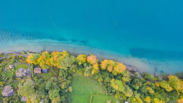 스파에 즈 마을 근처에 있는 스우 너제 호수와 포도원을 공중에서 구경할 수있다. 가을의 스위스 — 스톡 사진
