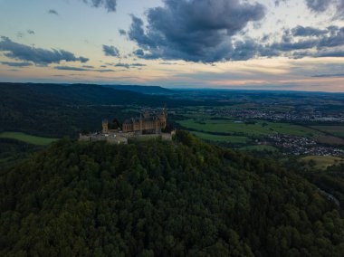 Gün batımında Hohenzollern Kalesi 'nin havadan görünüşü. Yazın Almanya