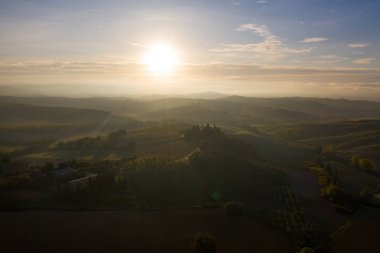 Tarlaların havadan görünüşü, San Quirico Dorcia yakınlarındaki şaraphaneler. Tuscany sonbahar gündoğumu