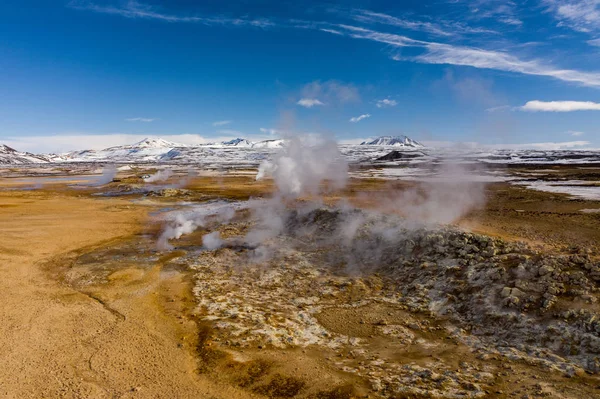 Letecký pohled na geotermální pružiny v lokalitě Hverir. Island na začátku jara — Stock fotografie