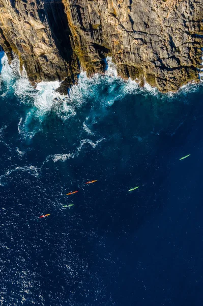 Vista aérea de pessoas canoagem ao redor da ilha de Ibiza . — Fotografia de Stock