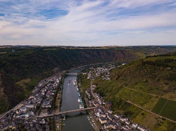 Widok z powietrza na zamek Cochem i rzekę Moselle. Niemcy latem — Zdjęcie stockowe