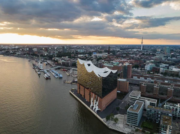 Gün batımında Hamburg 'daki Elbe Nehri ve Opera Binası' nın havadan görüntüsü. Yazın Geramania