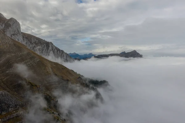 Vista aérea del Monte Pilato durante el amanecer y la niebla. Otoño Suiza — Foto de Stock
