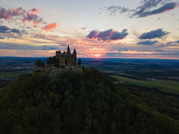 Vista aérea do castelo de Hohenzollern durante o pôr do sol. Alemanha no verão — Fotografia de Stock