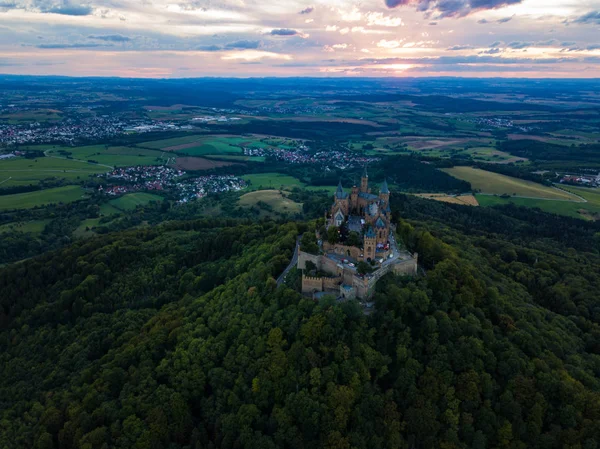 Vista aérea do castelo de Hohenzollern durante o pôr do sol. Alemanha no verão — Fotografia de Stock