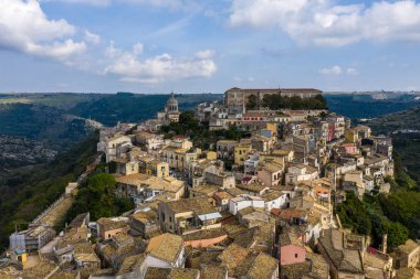 Ragusa 'nın havadan görünüşü ve dolambaçlı bir yol. Sicilya Adası İtalya