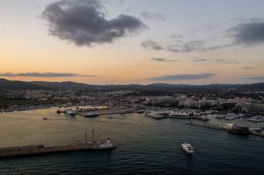 Gün batımında İbiza adasındaki eski şehrin havadan görünüşü.