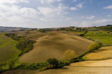 Toskana, Siena, 20 Ekim 2019. Toskana 'da kırsal bir arazinin havadan görünüşü. Kırsal çiftlik, üzüm bağları, selvi ağaçları, güneş ışığı ve bulutlar. İtalya, Avrupa.