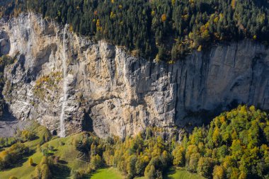 Lauterbrunnen köyünde bir şelale ve gökkuşağı manzarası. Sonbaharda İsviçre