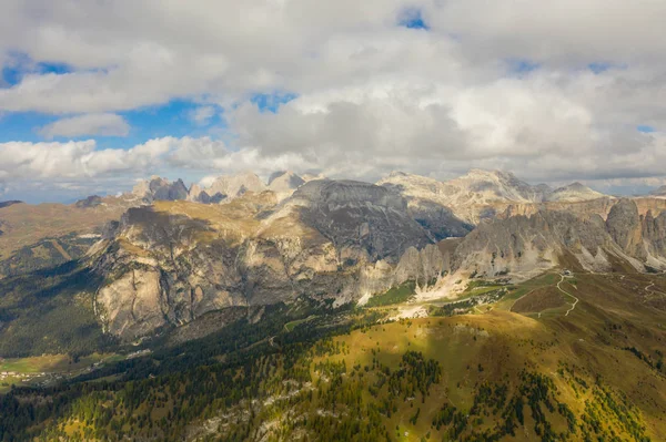 Vista aérea de Brunecker Turm, Langkofel Mountains y Passo Gardena Pass durante el atardecer. Dolomitas en el Tirol del Sur — Foto de Stock