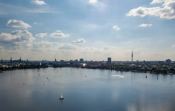 Hamburg 'un merkezindeki Alster Gölü' nün havadan görünüşü. Yazın Geramania