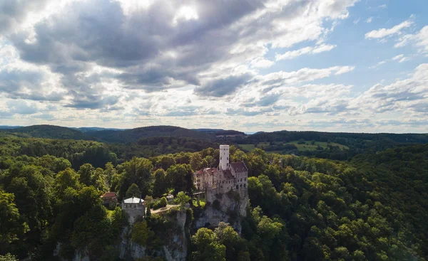 Vista aérea do castelo de Lichtenstein em tempo nublado. Alemanha no verão — Fotografia de Stock